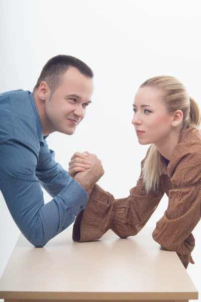 Stijlvolle collega's lachen terwijl het spelen arm worstelen — Stockfoto