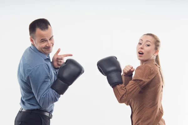 Colegas de trabalho em luvas de boxe — Fotografia de Stock