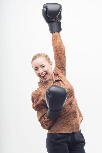 Joven atractiva mujer de negocios con guantes de boxeo — Foto de Stock