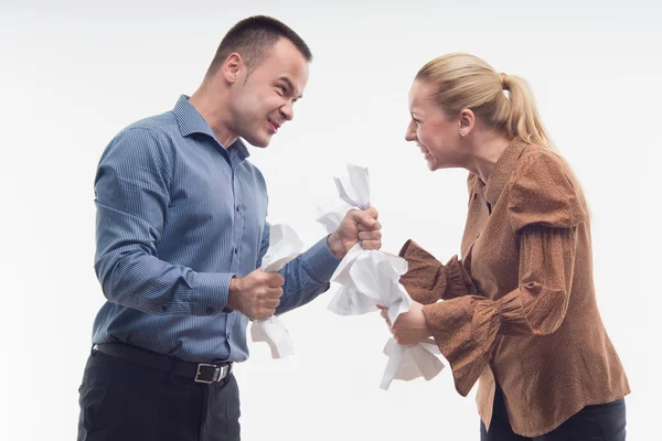 Kollegor som bekämpar varandra med papper i nävarna — Stockfoto