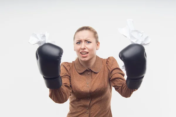 Business woman with boxing gloves and crumpled — Stock Photo, Image