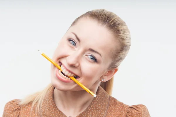 Izgatott, vonzó nő, csípős ceruza — Stock Fotó