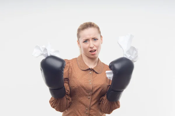 Zakenvrouw met boksen handschoenen en verfrommeld — Stockfoto