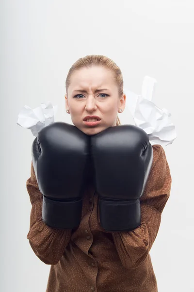 Zakenvrouw met boksen handschoenen en verfrommeld — Stockfoto