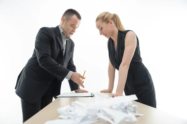 Colegas discutindo algo com um monte de papel — Fotografia de Stock