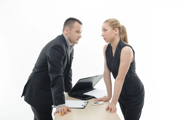 Colegas discutiendo algo junto a la mesa con el portátil — Foto de Stock