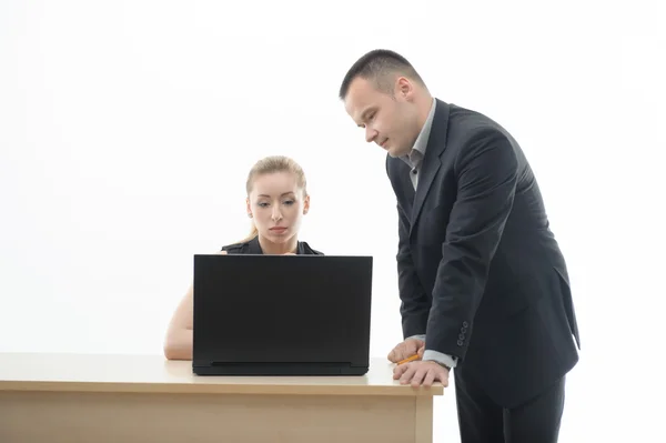 Colegas discutindo algo sentado por computador — Fotografia de Stock