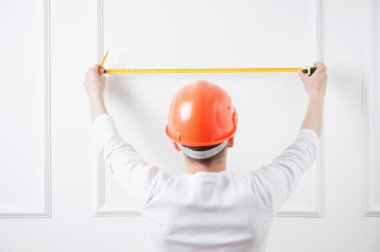 genç yakışıklı işçisi kask ölçme bant ile