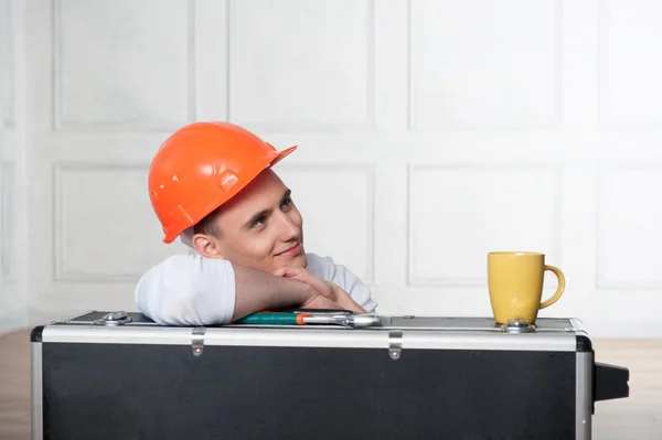 Worker in helmet with coffee cup — Stock Photo, Image