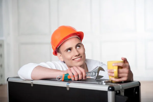 コーヒー カップとヘルメットの労働者 — ストック写真