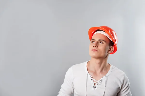 Worker in helmet looking up — Stock Photo, Image