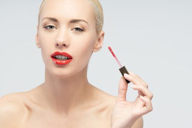 Dudak parlatıcısı süren güzel bir kadın.