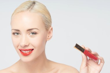 Dudak parlatıcısı süren güzel bir kadın.