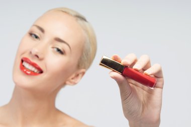 Dudak parlatıcısı süren güzel bir kadın.