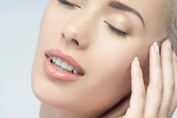 Closeup portret van jonge mooie groene ogen vrouw raakt hij — Stockfoto