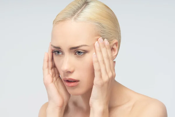 Concepto de dolor. Mujer joven tocándose la garganta y la cabeza — Foto de Stock