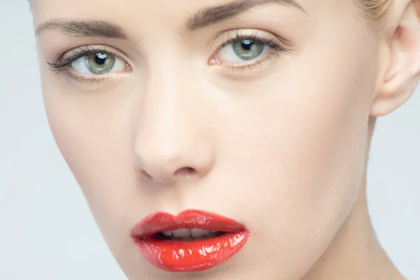 Lábios vermelhos bonitos, retrato de mulher loira sexy — Fotografia de Stock
