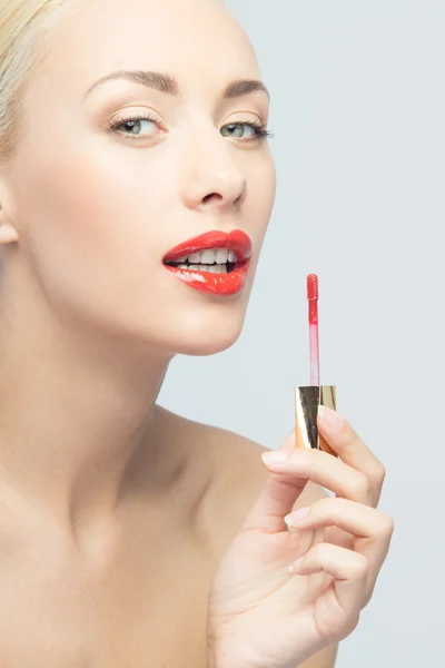 Belle femme appliquant gloss lèvre — Photo