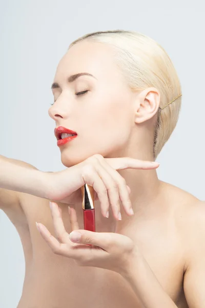 Hermosa mujer aplicando brillo labial —  Fotos de Stock