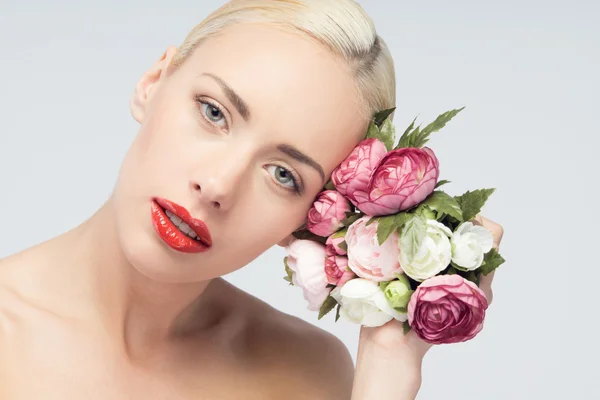 Young woman with beautiful face and  flowers. Skin care concept. — Stock Photo, Image