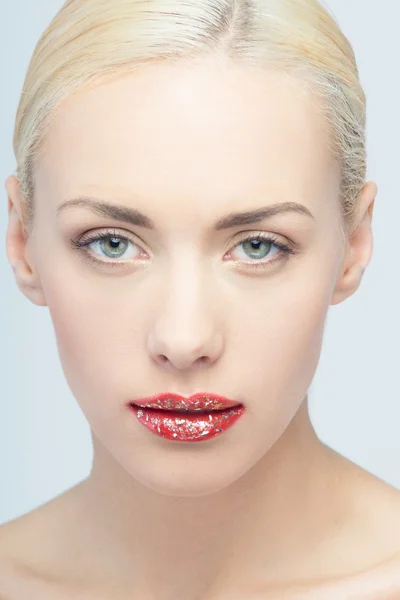 Usta młodej kobiety blondynka z vogue blask świeci — Zdjęcie stockowe