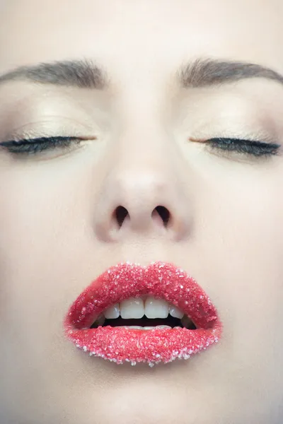 Portret van seksuele mooie blonde met lippen bestrooid suiker is — Stockfoto
