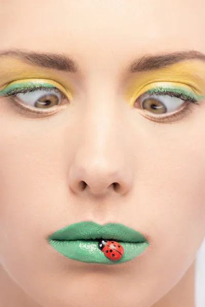 Gros plan portrait de belle femme au rouge à lèvres vert et déco — Photo