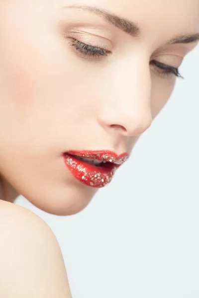 Lábios de jovem mulher loira com moda brilhando brilho — Fotografia de Stock
