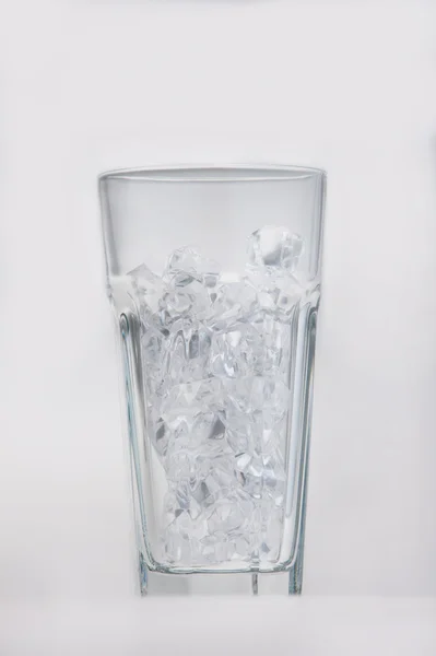 Leeg glas gevuld met ijsblokjes — Stockfoto