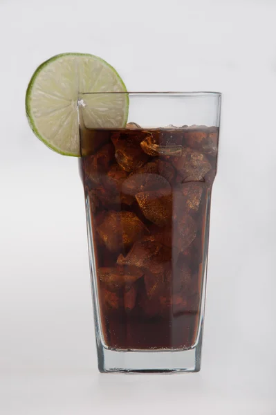 Cola en vaso de tubo con rodaja de limón — Foto de Stock