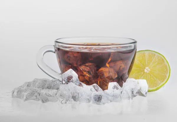Холодный чай с лимоном и мятой на белом фоне — стоковое фото