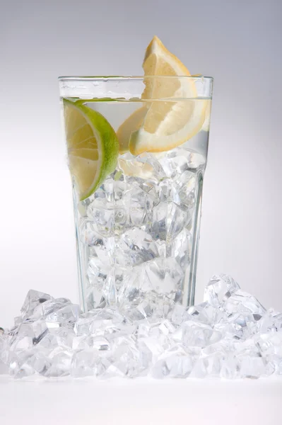 Bicchiere di bere con cubetti di ghiaccio e frutta — Foto Stock