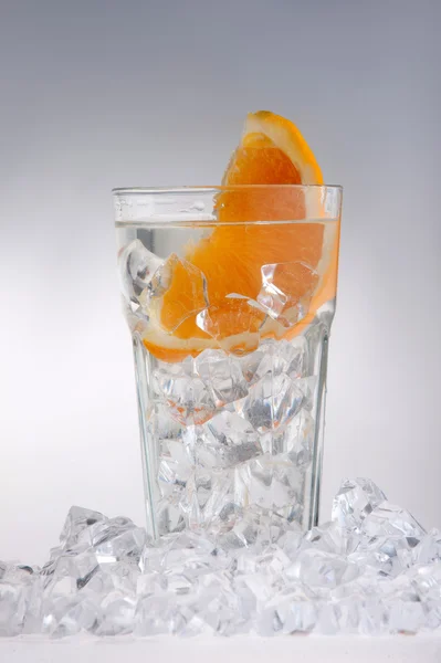 Glas van drank met ijsblokjes en vruchten — Stockfoto