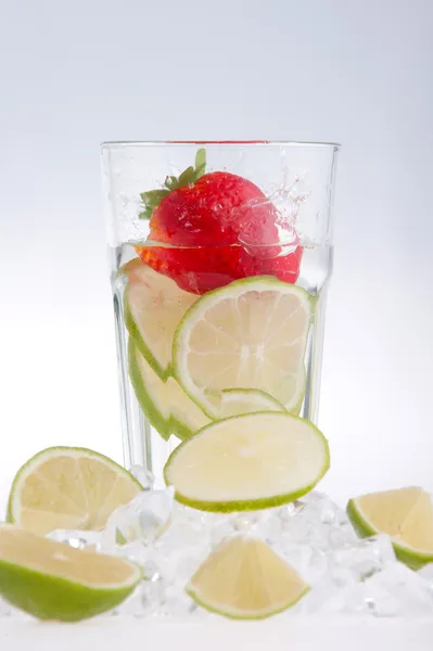 Bicchiere di bere con cubetti di ghiaccio e frutta — Foto Stock