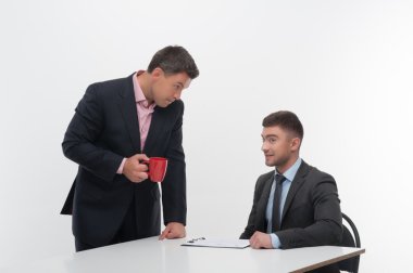 Senior ve junior iş adamları bir şey tartışmak