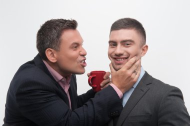 Senior ve junior iş adamları bir şey tartışmak