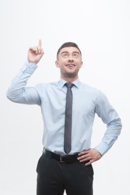 fikir arama işlemi gösteren genç yakışıklı müdür