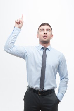 fikir arama işlemi gösteren genç yakışıklı müdür