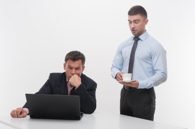 işçi Yardımcısı kahve fincanı için üst düzey yöneticisi getiriyor.