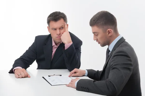 Gli uomini d'affari discutono la questione — Foto Stock