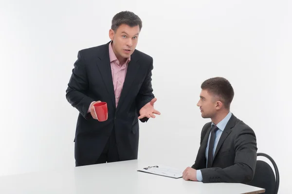 Senior en junior zakenmensen bespreken iets — Stockfoto