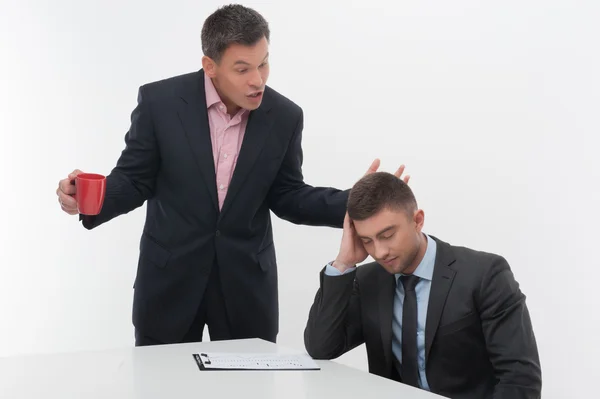 Senior en junior zakenmensen bespreken iets — Stockfoto