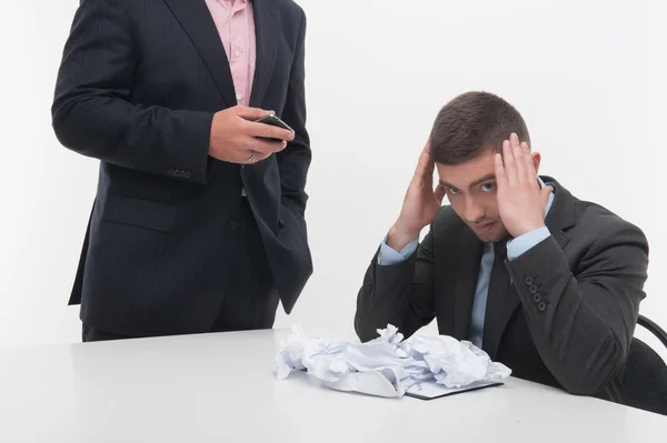 Baas vertoornd op jonge werknemer zit aan Bureau — Stockfoto