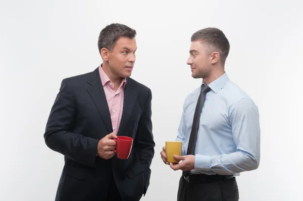 Mensen uit het bedrijfsleven bespreken iets tijdens de koffiepauze — Stockfoto