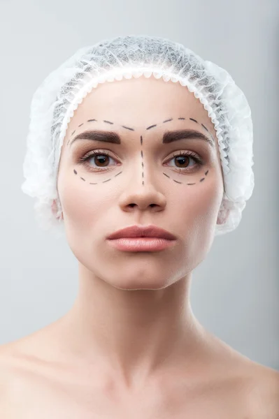 Vacker ung kvinna i kirurgiska hatt med perforering linjer på — Stockfoto