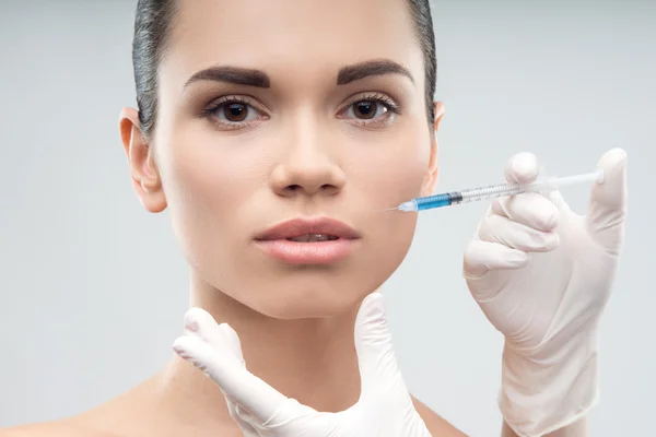 Beautiful woman gets injection in her face — Stock Photo, Image