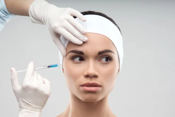Mulher branca recebendo injeção cosmética — Fotografia de Stock