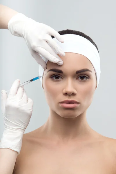 Mujer caucásica recibiendo inyección cosmética — Foto de Stock