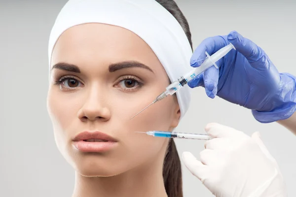 Jovem caucasiano mulher recebendo injeção cosmética — Fotografia de Stock