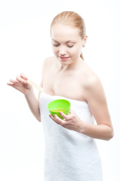 Mujer preparando mascarilla facial casera de miel — Foto de Stock